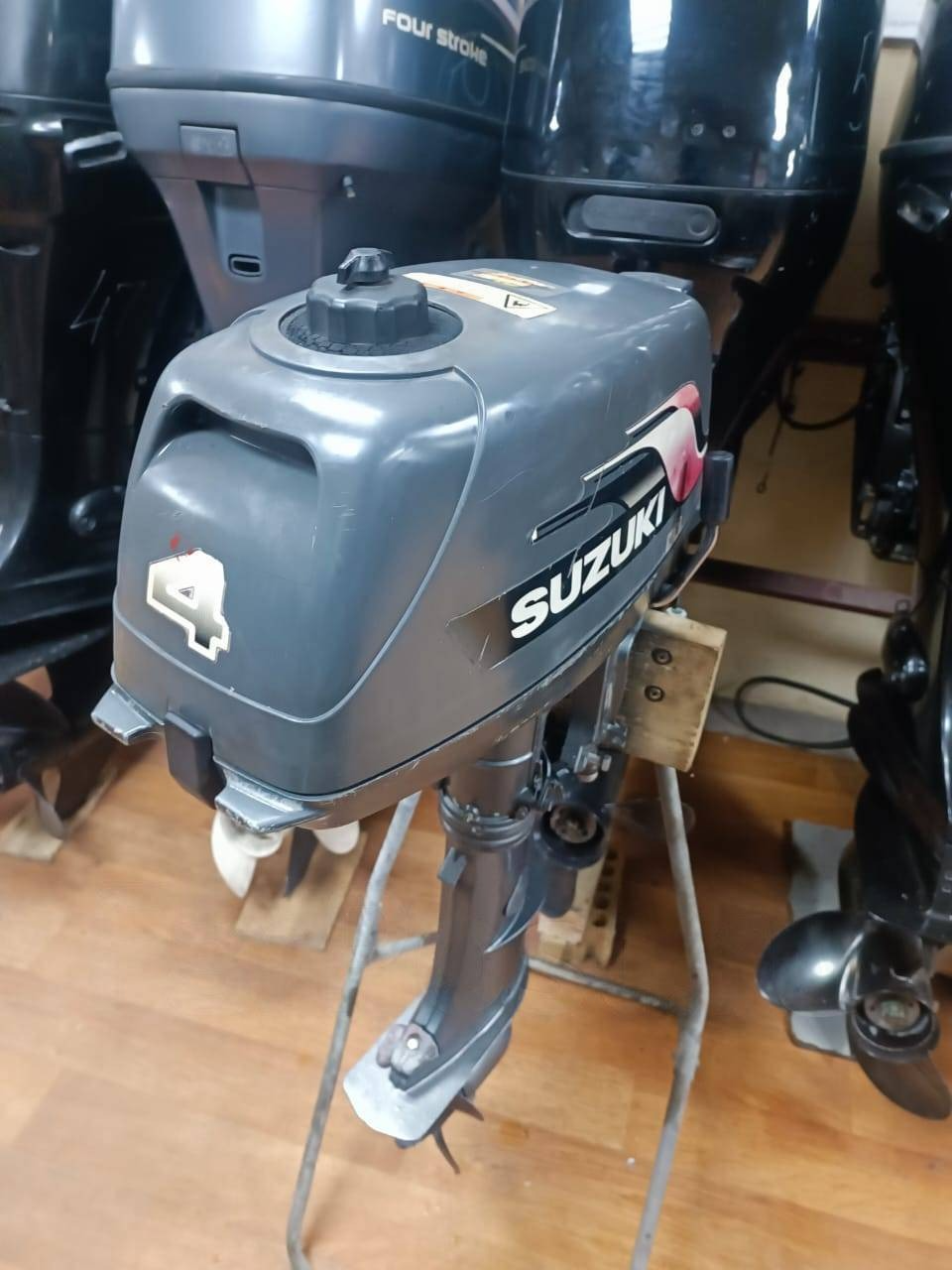 Продам лодочный мотор Suzuki DT4